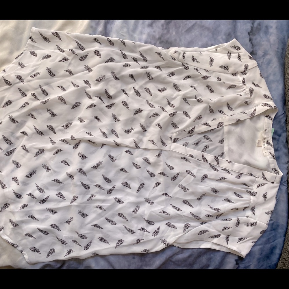White blouse with feather print
